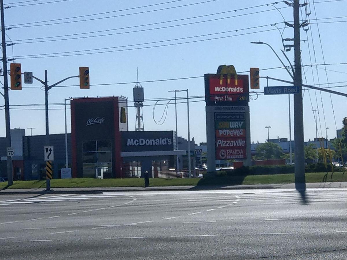Home Stay Near The Airport Mississauga Exterior photo